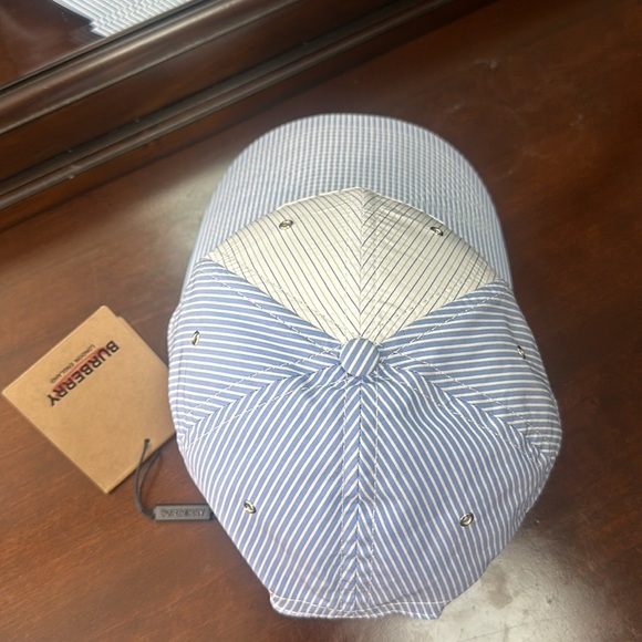 Authentic Burberry Baseball cap. Size medium. Never worn. Brand new. - Picture 3 of 6